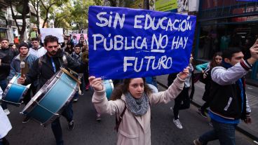 Jóvenes en defensa de la universidad pública.