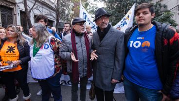El rector Floriani en la marcha con la titular de Coad, Laura Ferrer Varela.