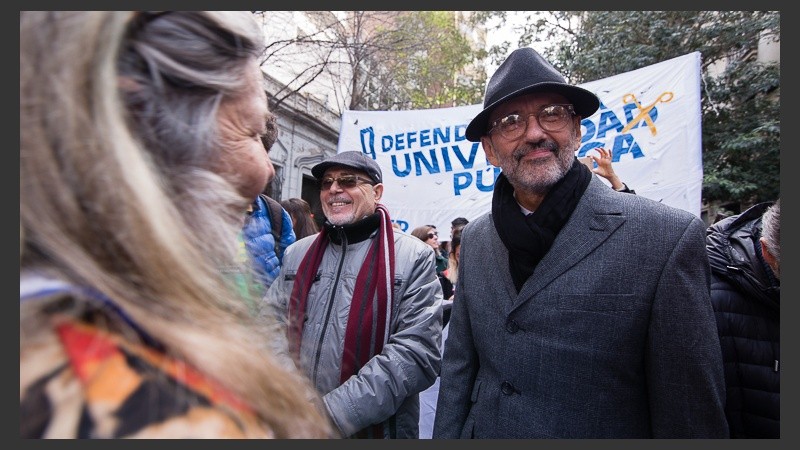 El rector Floriani en la marcha.