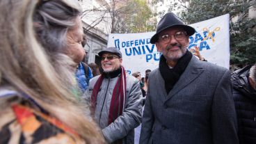 El rector Floriani en la marcha.