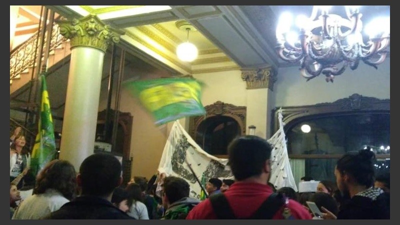 Anoche, los estudiantes permanecieron en la sede de la universidad. 