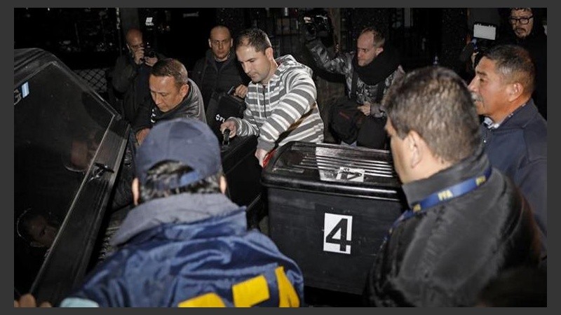 Salida de los policías con cajas del allanamiento a Cristina Kirchner.