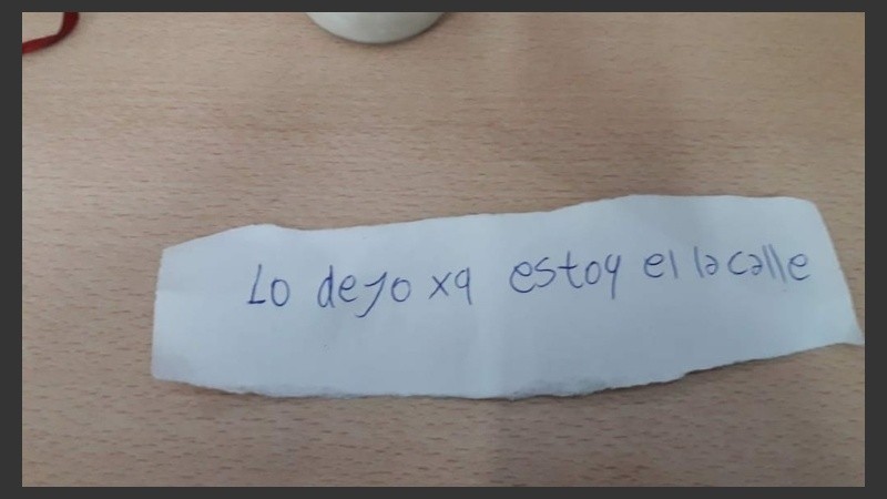 El bebé fue encontrado con esta nota. 