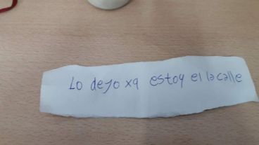 El bebé fue encontrado con esta nota.