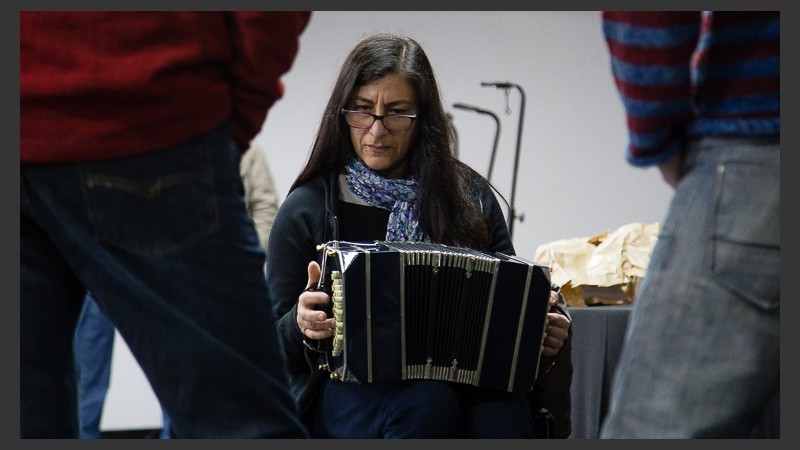 Probando un bandoneón ante la mirada y los oídos del público presente.