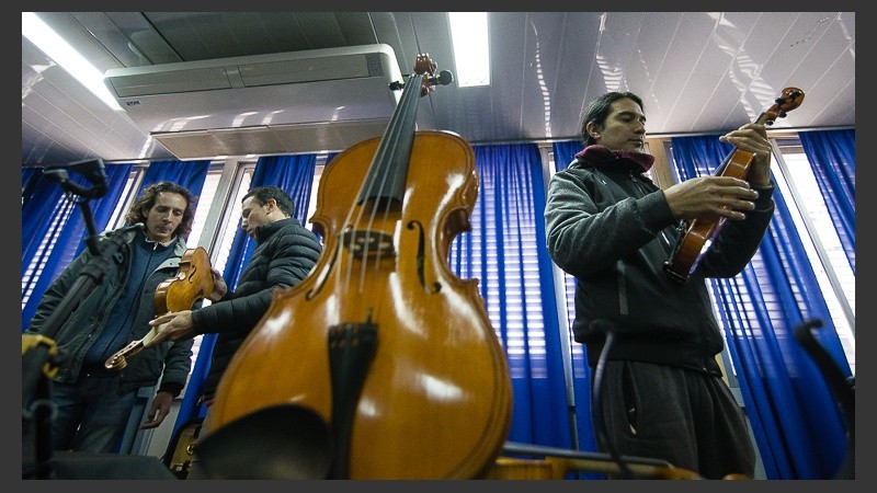 Los luthiers mostraron sus intrumentos al público.