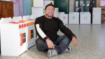 Fabián junto a los juguetes que diseña y produce.