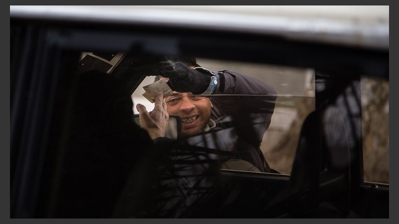 Diego perdió una pierna en un accidente y pide ayuda en la esquina.