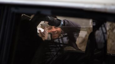 Diego perdió una pierna en un accidente y pide ayuda en la esquina.