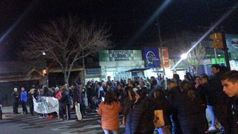 El reclamo de los vecinos este viernes a la noche.