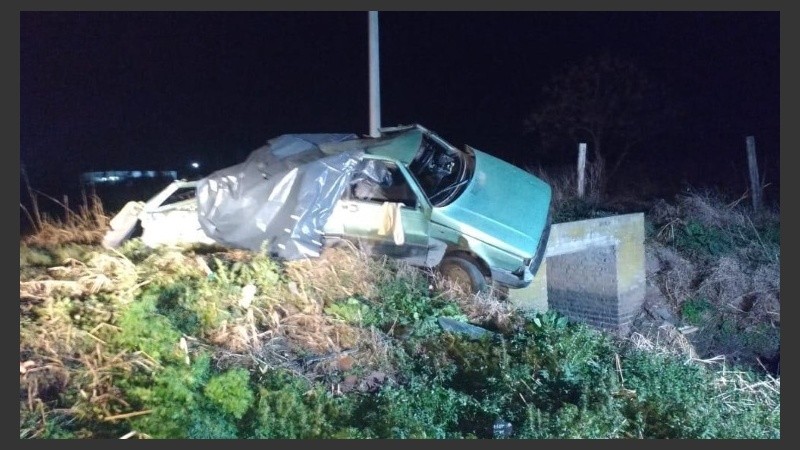 Así quedó el Renault 11 en el que viajaban las víctimas fatales. 