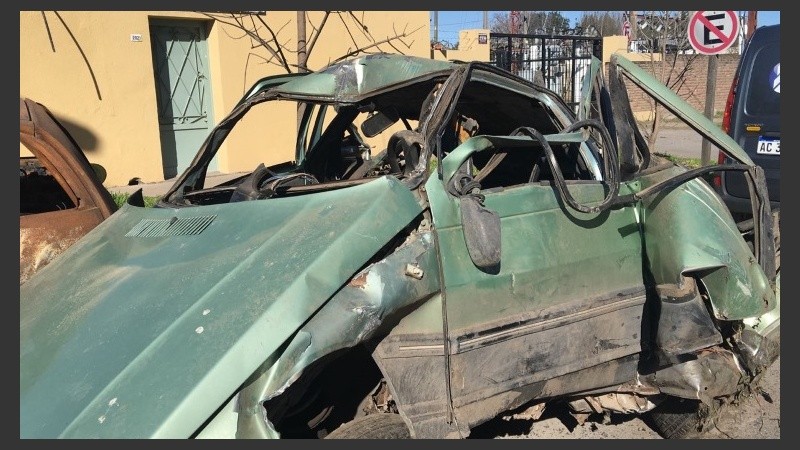 Así quedó el Renault 11 en el que viajaban las víctimas fatales. 