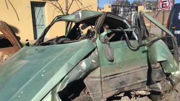 Así quedó el Renault 11 en el que viajaban las víctimas fatales.