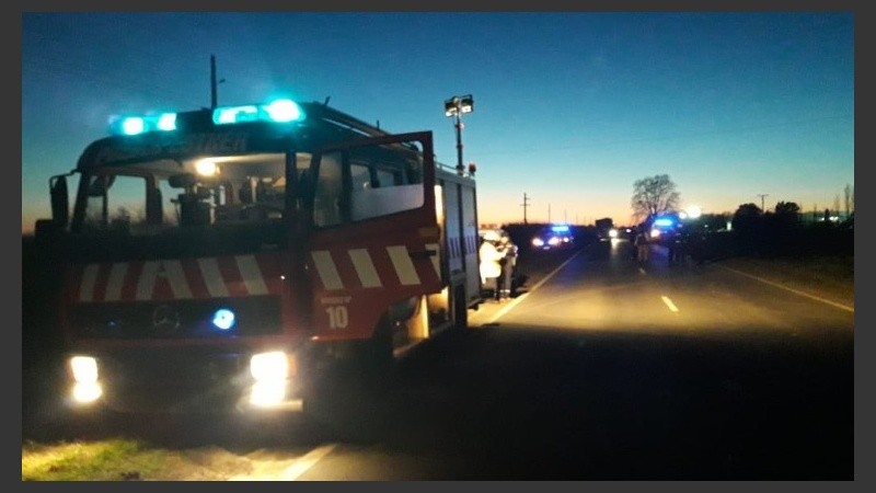 Bomberos en la zona del accidente fatal. 
