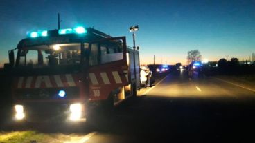 Bomberos en la zona del accidente fatal.