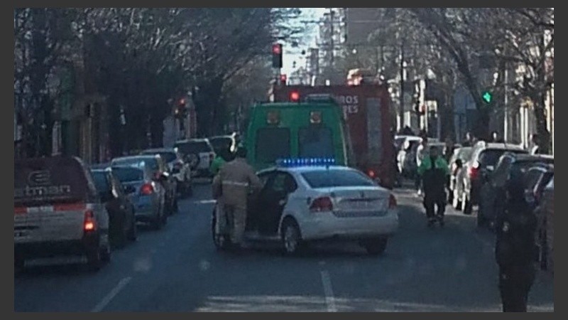 El trabajo en el lugar en que cayó el motociclista. 