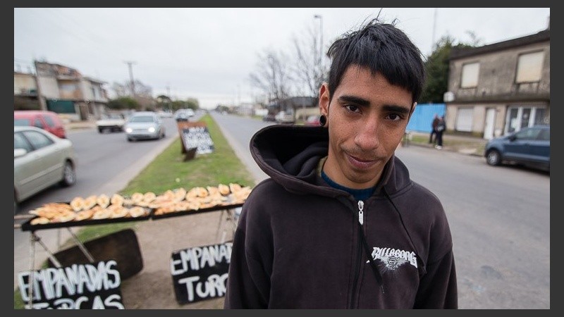 Con 22 años, salió a vender facturas la semana pasada al perder su trabajo.
