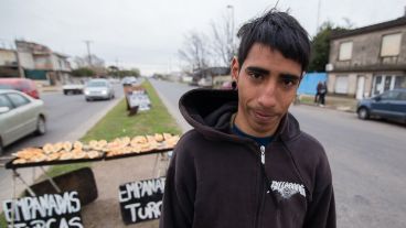 Con 22 años, salió a vender facturas la semana pasada al perder su trabajo.