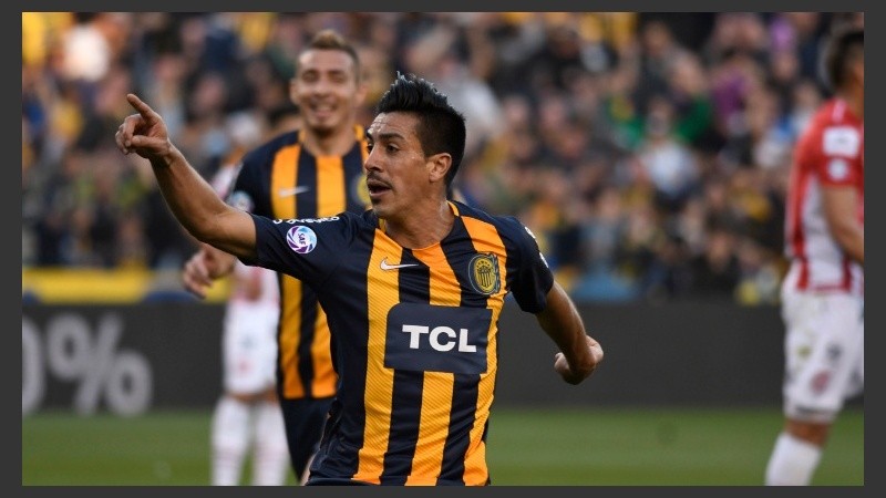 Camacho probó un par de veces en el primer tiempo y la embocó.