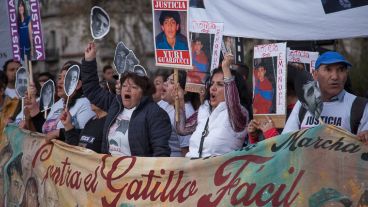 Familiares de las víctimas del "gatillo fácil" marcharon hacia la delegación local de Gobernación.