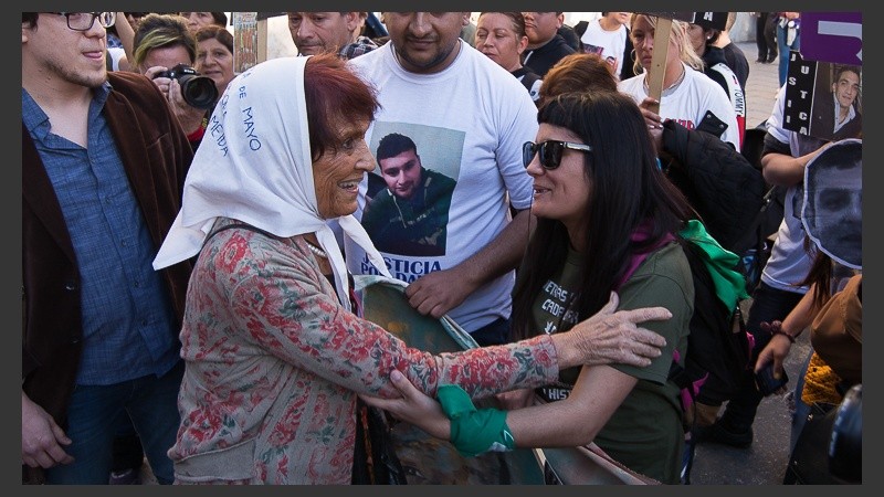 Taty Almeida, Madre de Plaza de Mayo, Línea Fundadora, vino a Rosario y acompañó a los familiares.
