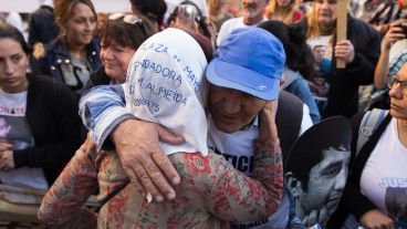 Taty Almeida, Madre de Plaza de Mayo, Línea Fundadora, vino a Rosario y acompañó a los familiares.