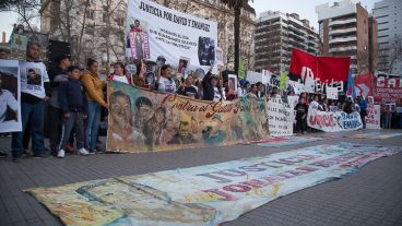 Familiares de las víctimas del "gatillo fácil" marcharon hacia la delegación local de Gobernación.