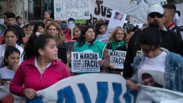 Familiares de las víctimas del "gatillo fácil" marcharon hacia la delegación local de Gobernación.