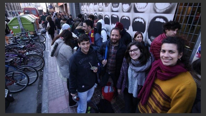 Mucha juventud entre los seguidores de Charly. 