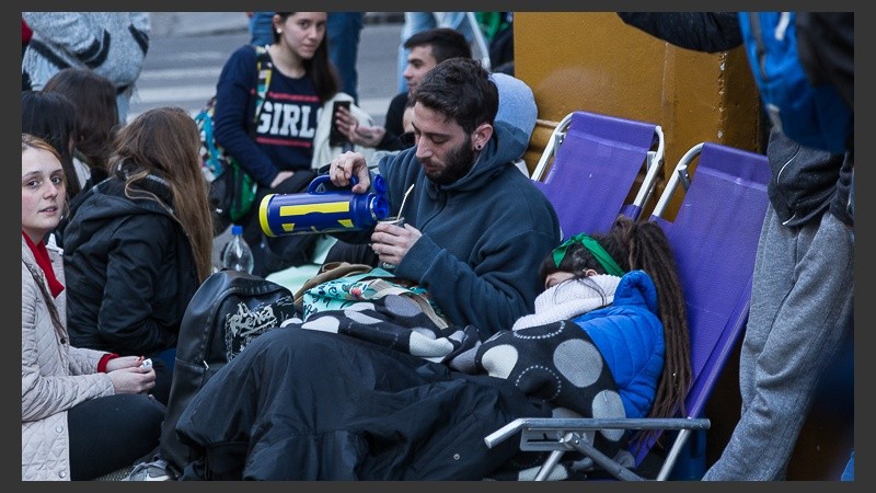 Desde temprano, cientos de rosarinos trataban de conseguir una entrada para ver a Charly García.