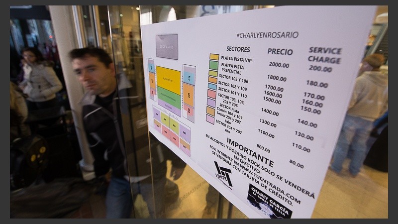 Desde temprano, cientos de rosarinos trataban de conseguir una entrada para ver a Charly García.