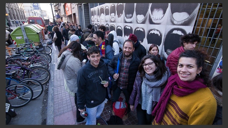Desde temprano, cientos de rosarinos trataban de conseguir una entrada para ver a Charly García.
