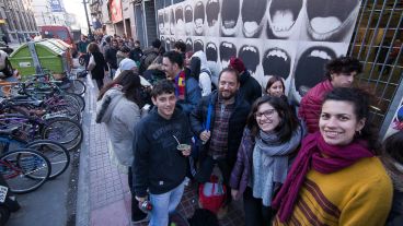 Desde temprano, cientos de rosarinos trataban de conseguir una entrada para ver a Charly García.