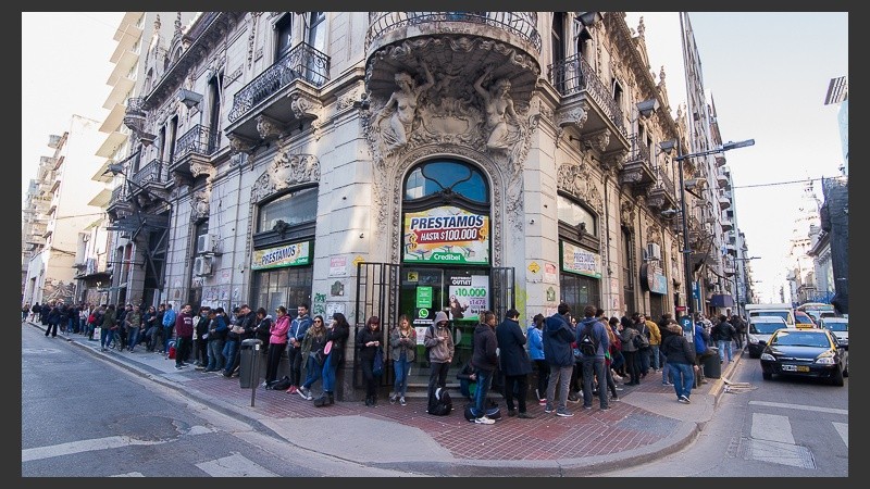 Desde temprano, cientos de rosarinos trataban de conseguir una entrada para ver a Charly García.