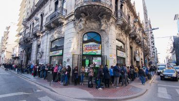 Desde temprano, cientos de rosarinos trataban de conseguir una entrada para ver a Charly García.