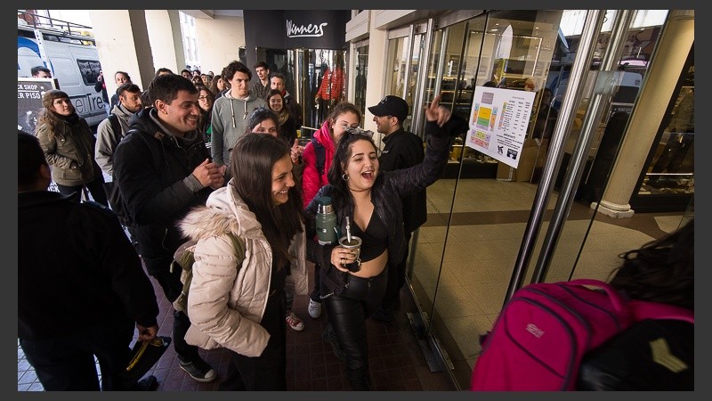 Desde temprano, cientos de rosarinos trataban de conseguir una entrada para ver a Charly García.