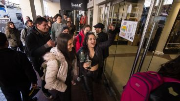 Desde temprano, cientos de rosarinos trataban de conseguir una entrada para ver a Charly García.