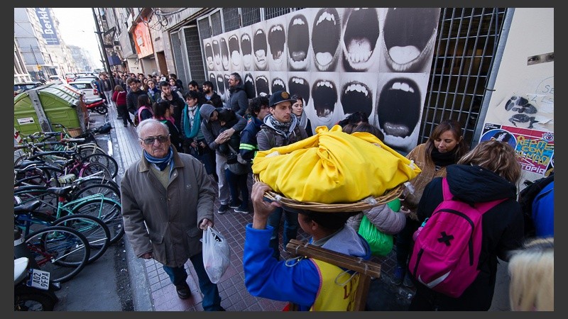 Desde temprano, cientos de rosarinos trataban de conseguir una entrada para ver a Charly García.