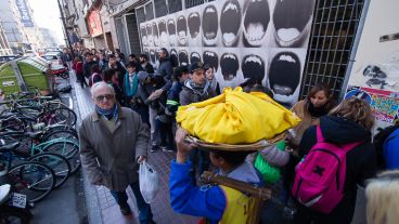 Desde temprano, cientos de rosarinos trataban de conseguir una entrada para ver a Charly García.