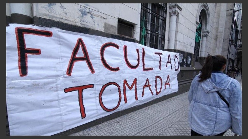 Estudiantes pasaron la noche en Humanidades.