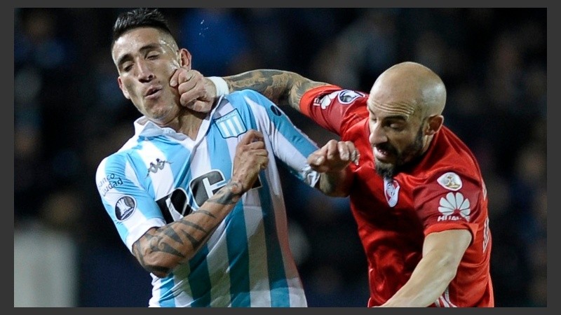 Centurión lucha con Pinola. Fue 0-0 en la ida.