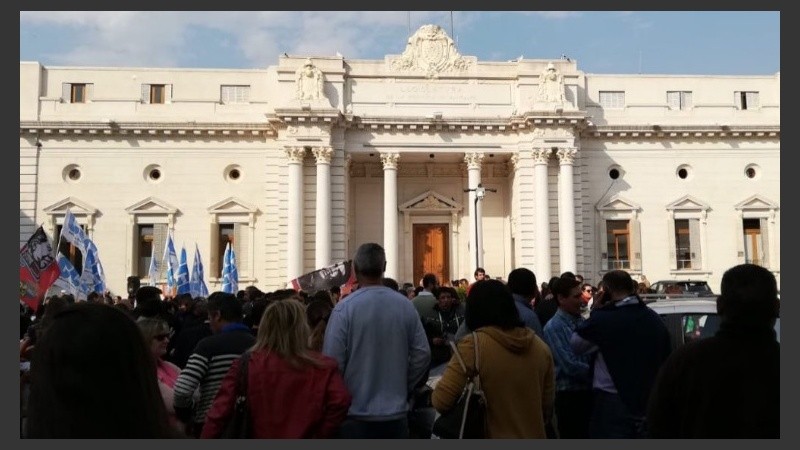 La manifestación pro reforma, afuera de la Legislatura.