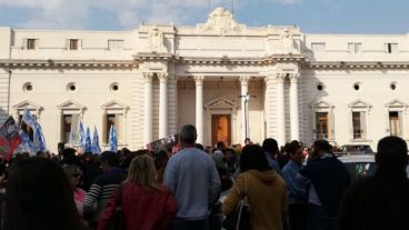 La manifestación pro reforma, afuera de la Legislatura.