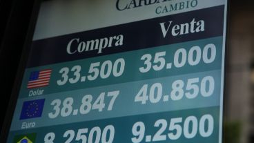 El dólar cotizaba a 32,80 hasta el mediodía y después se disparó.