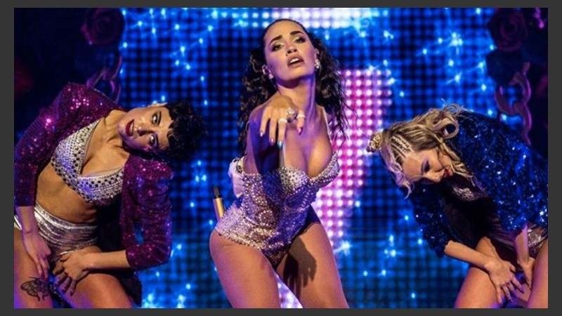 Acompañada por un grupo de baile y músicos en escena, y con un impactante vestuario, Lali puso a rodar el Brava Tour.