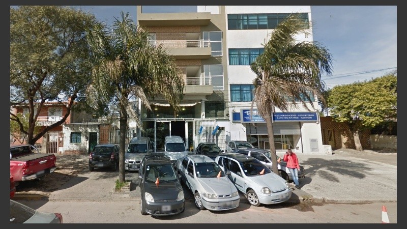 El frente de la concesionaria baleada.