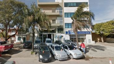 El frente de la concesionaria baleada.