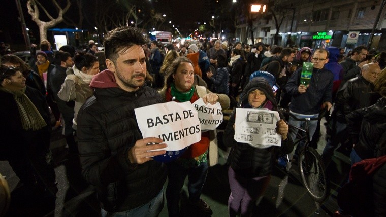 Ver imagen en tamaño completo Un nutrido y ruidoso grupo de gente en Pellegrini y Buenos Aires.