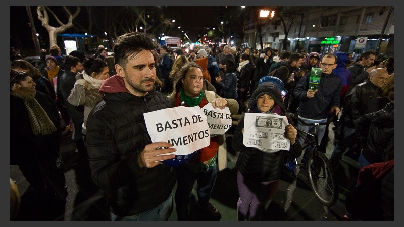 Un nutrido y ruidoso grupo de gente en Pellegrini y Buenos Aires.