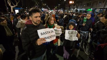 Un nutrido y ruidoso grupo de gente en Pellegrini y Buenos Aires.
